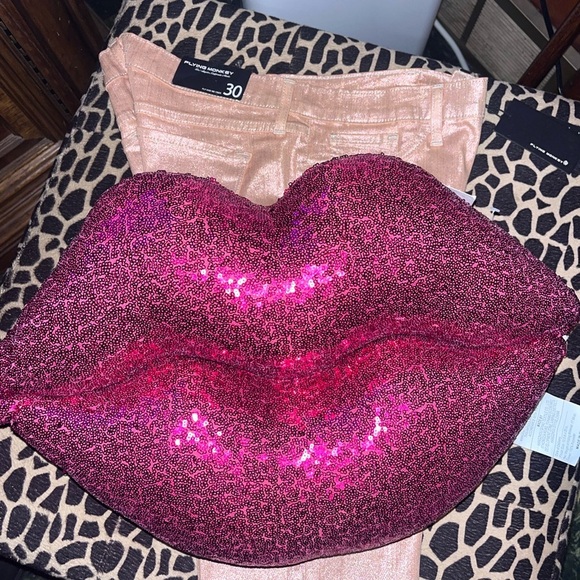 Luscious Lips sequined decorative pillow - Picture 4 of 10